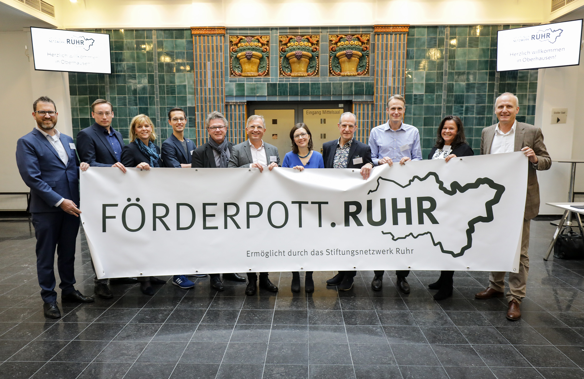 Die Förderer des „Förderpott.Ruhr 2020“ feiern den Start des ruhrgebietsweiten Ausschreibung (Foto Sven Lorenz)